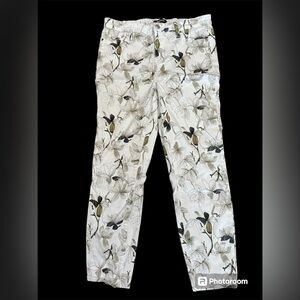 Buffalo printed jeggings w pockets in back pull on white w foliage sz 10/30